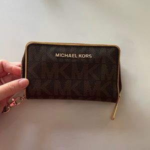 Micheal Kors zipper wallet